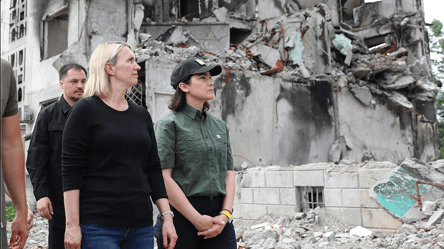 Посол США в Україні Бріджит Брінк відвідала зруйноване селище на Київщині - 285x160