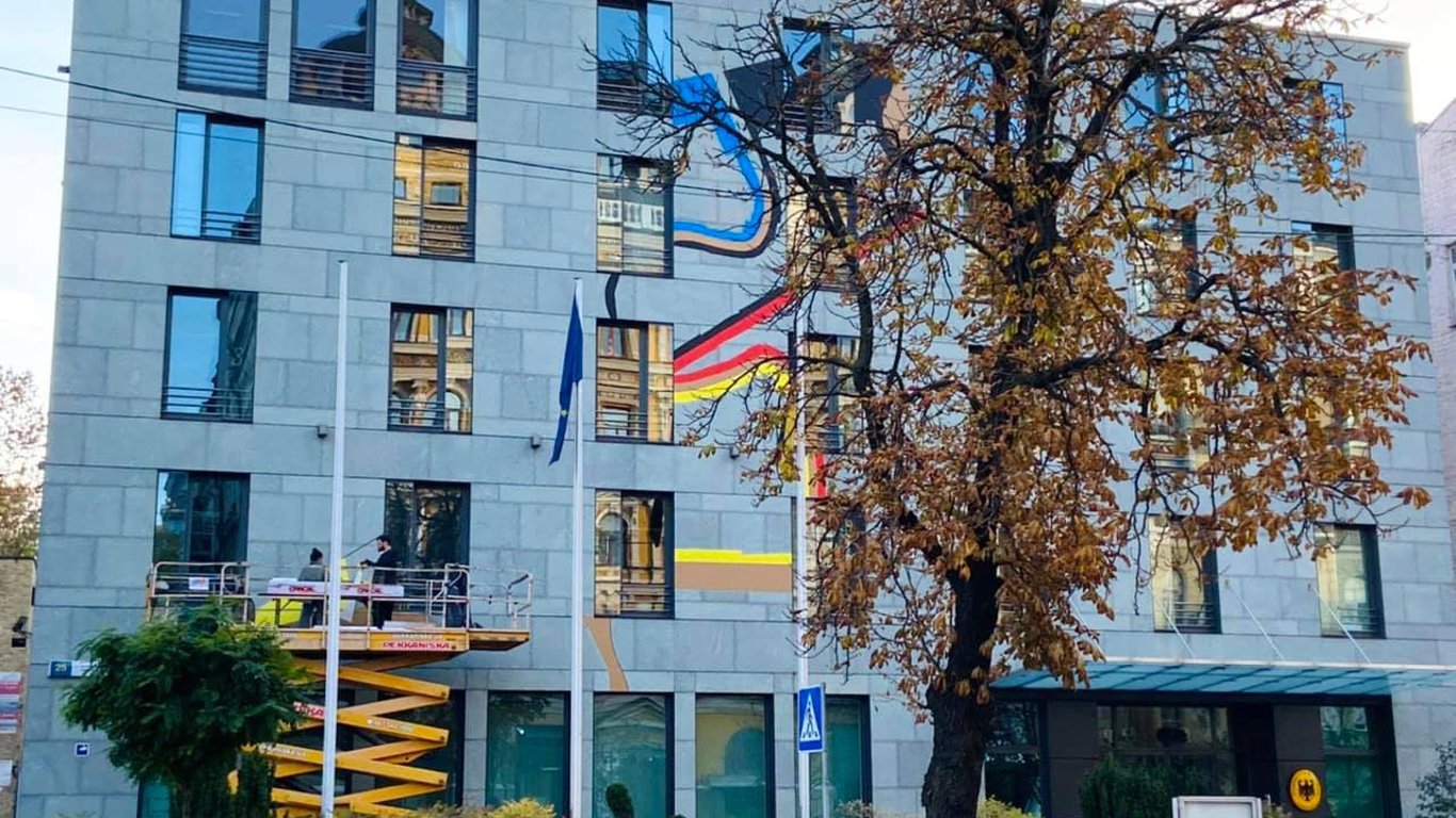 Посольство Германии в Украине разрисовали художники - фото