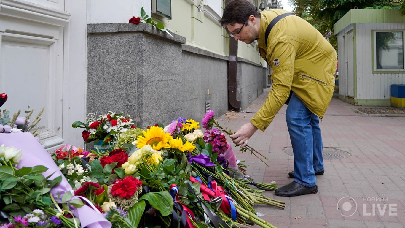 Чтят память королевы Елизаветы II: киевляне несут цветы к посольству Великобритании