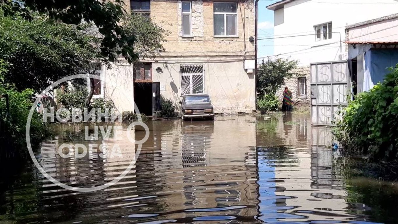 Потоп на Пересыпи - в Одессе на Атамана Головатого воды и до сих пор по колено