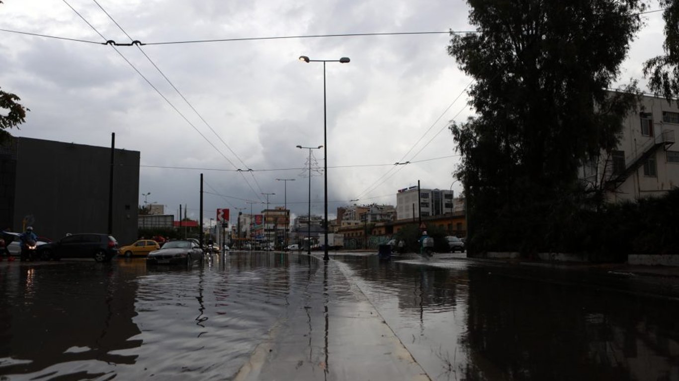 Сильные ливни накрыли Грецию - транспорт остановился, а люди просят о помощи. Фото