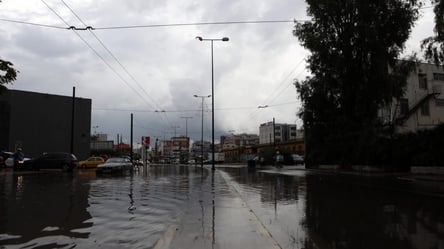 Транспорт зупинився, людей закликали сидіти вдома: у Греції через сильні дощі затопило цілі міста. Фото - 285x160