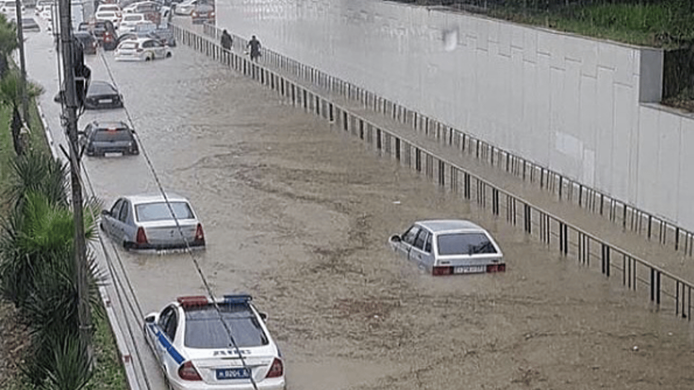 Наводнение в Сочи – поток воды снес с дорог автомобили и убил человека