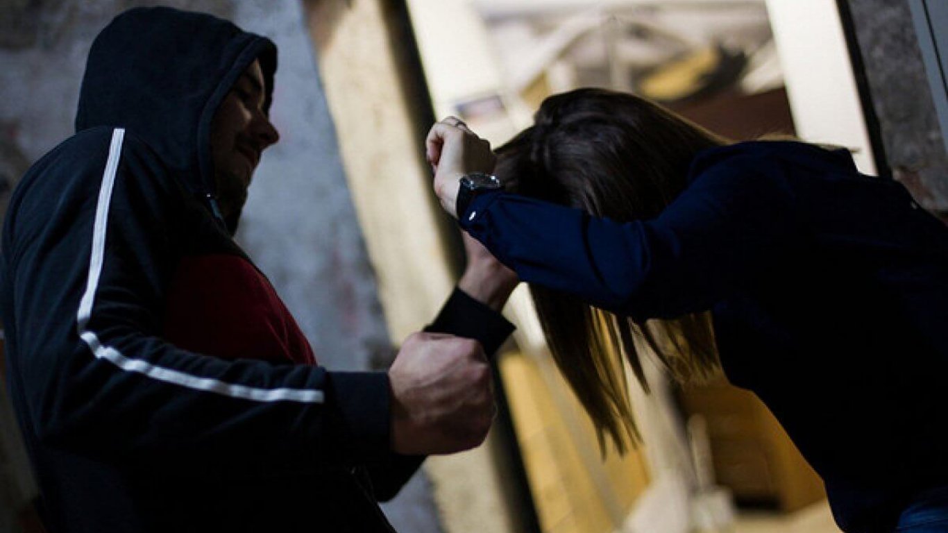 В центрі Одеси 33-річний херсонець пограбував молоду дівчину