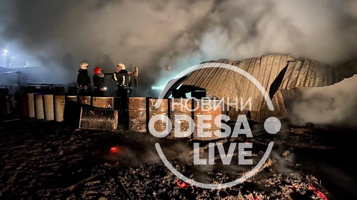 Пожар в Одессе — на пляже Дельфин горел бар