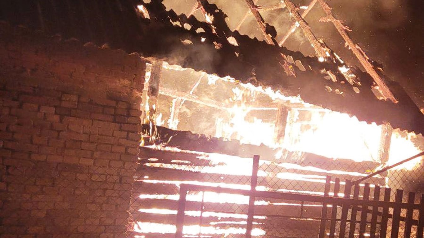 На Львівщині виникла пожежа у господарській будівлі - фото