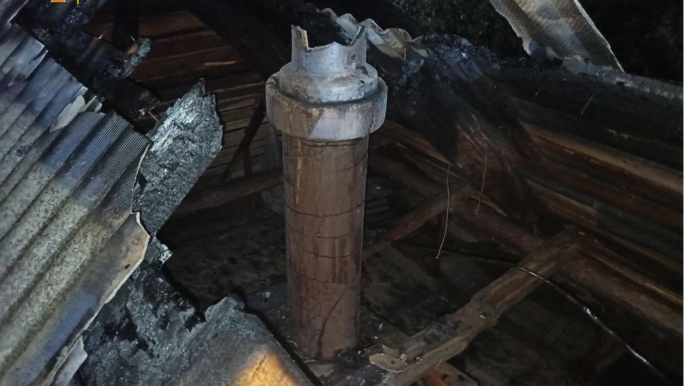 На Харьковщине в одном из домов сгорела крыша