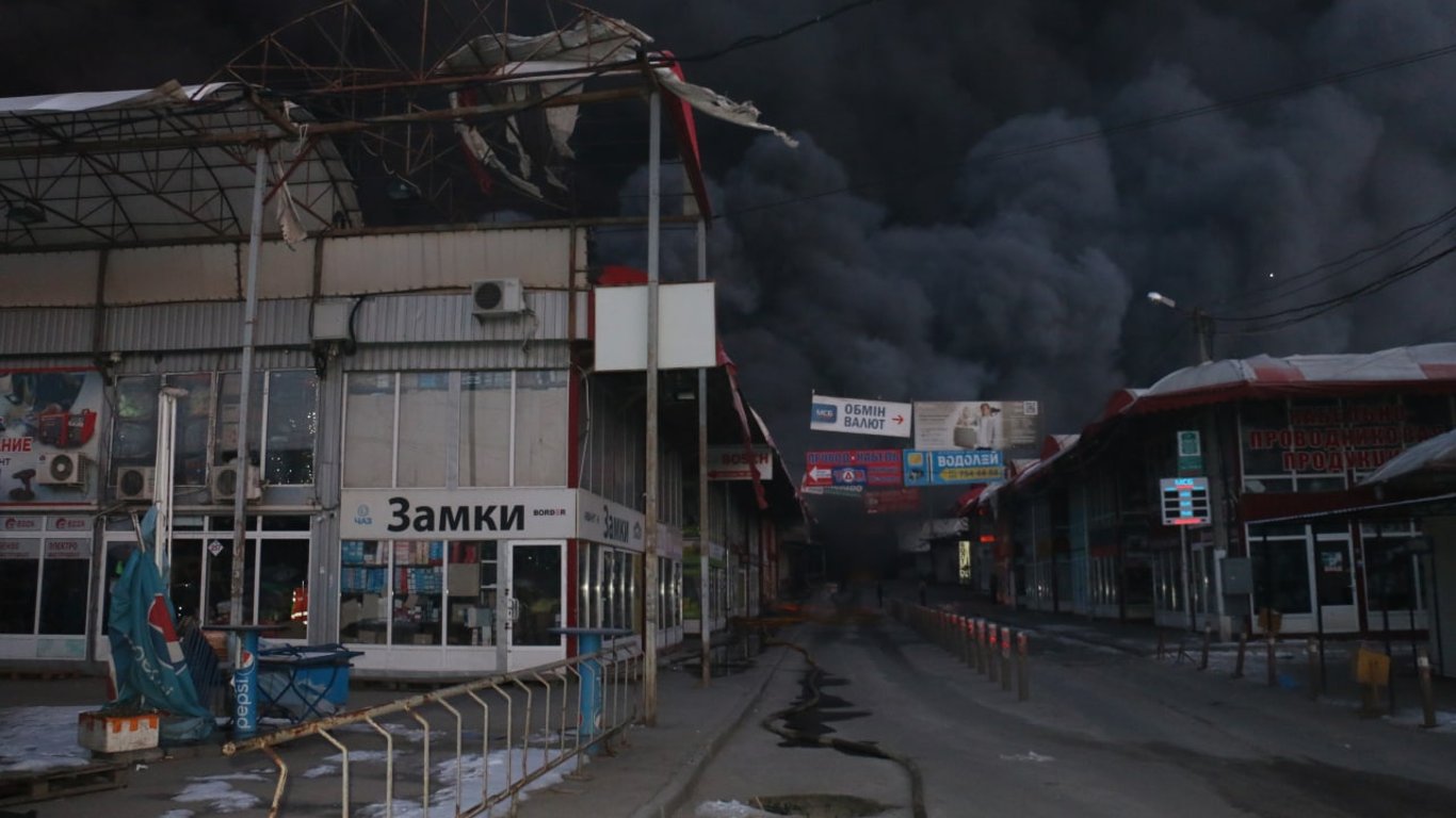 У Харкові після обстрілу – масштабна пожежа на ринку