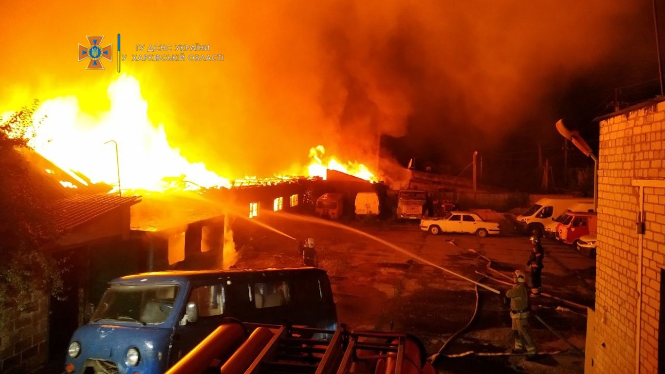 Под Харьковом в Дергачах сгорели мебельный цех и склад
