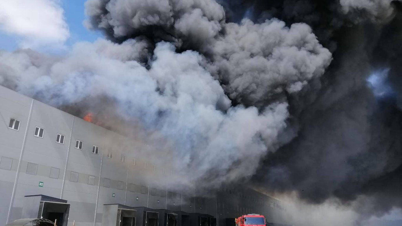 Под Одессой крупный пожар - горят огромные склады