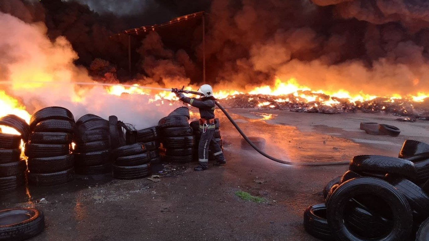 Крупный пожар произошел на свалке под Киевом - горел 10 тысяч шин
