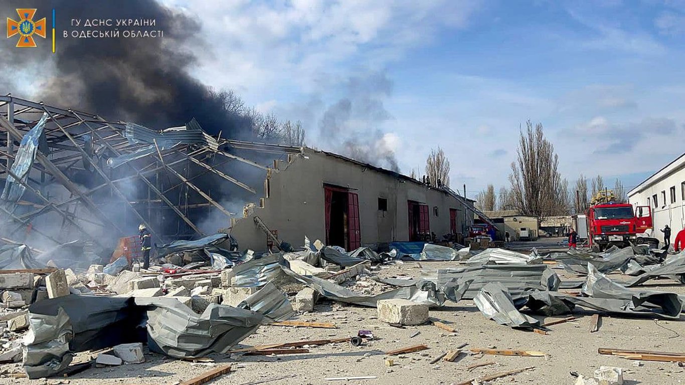 В Одесі загасили пожежу на складських приміщеннях