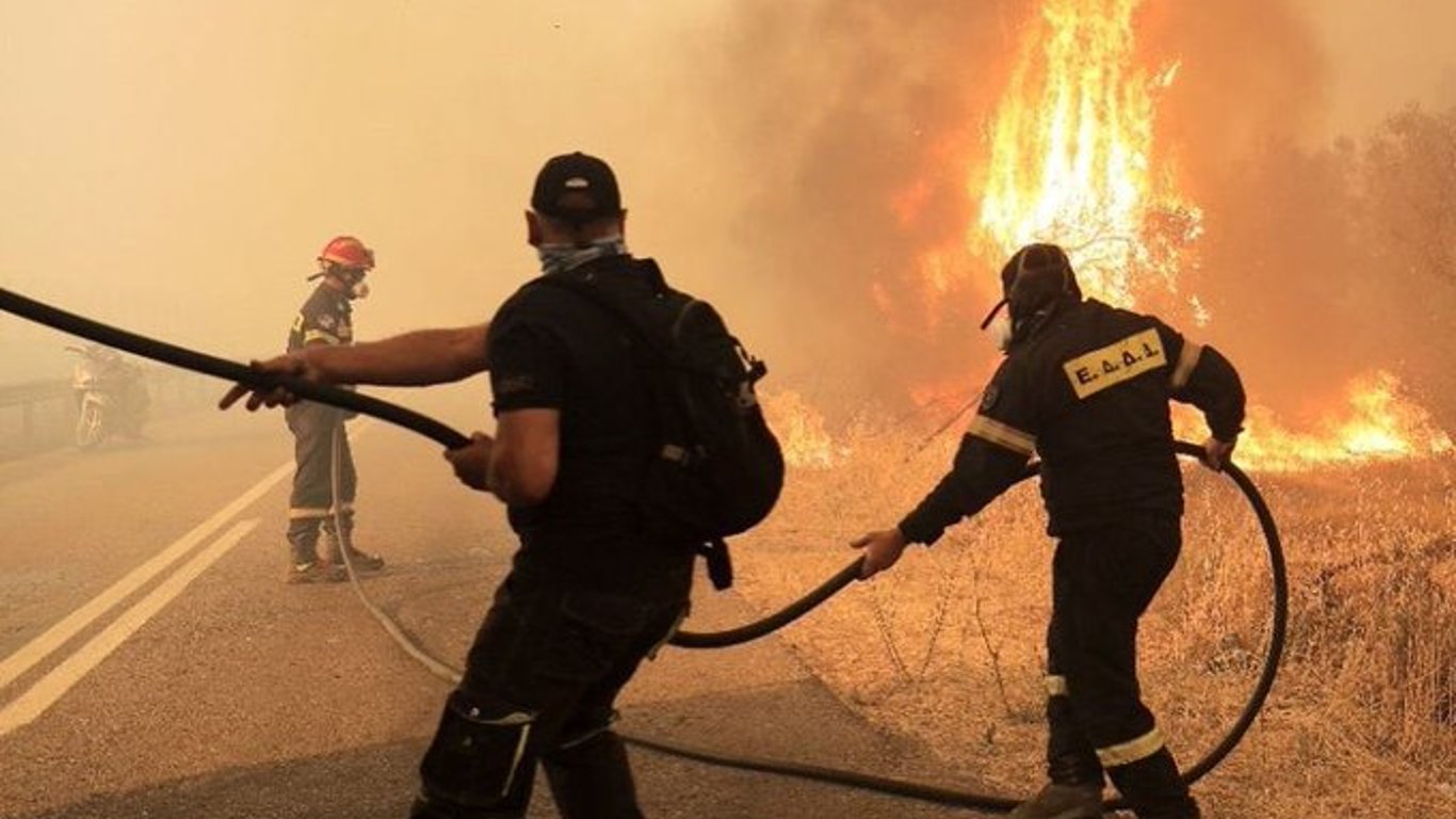 Пожары в Греции: жителей острова эвакуировали морем