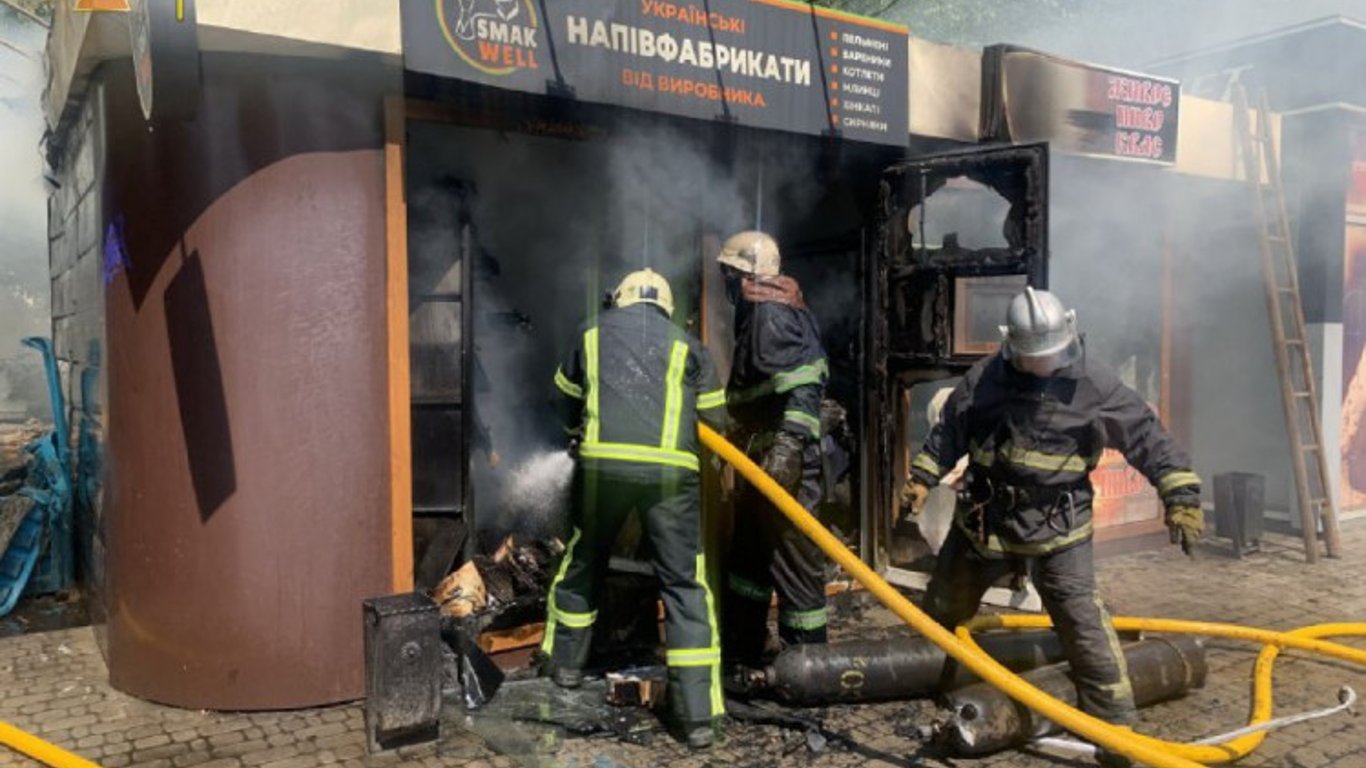 В Харькове пожар уничтожил киоск - Видео