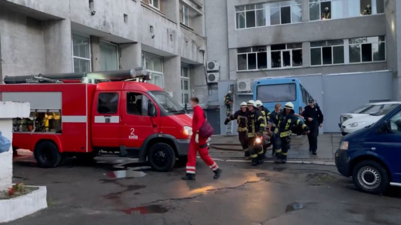 Крупный пожар произошел на бульваре Шевченко в Киеве - движение затруднено. Видео, фото