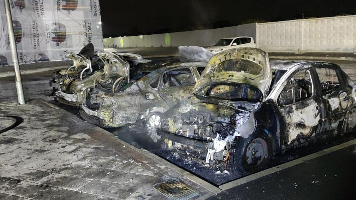 Под Киевом сгорели автомобили