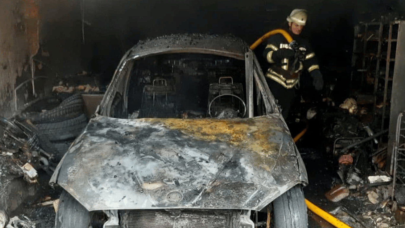 Пожар в Одессе - огонь уничтожил гараж и легковой автомобиль - фото