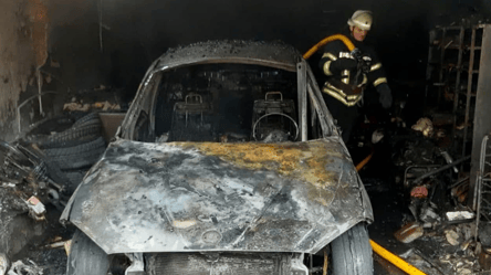 Пожар в частном секторе: в Одессе огонь уничтожил гараж и автомобиль. Фото - 285x160