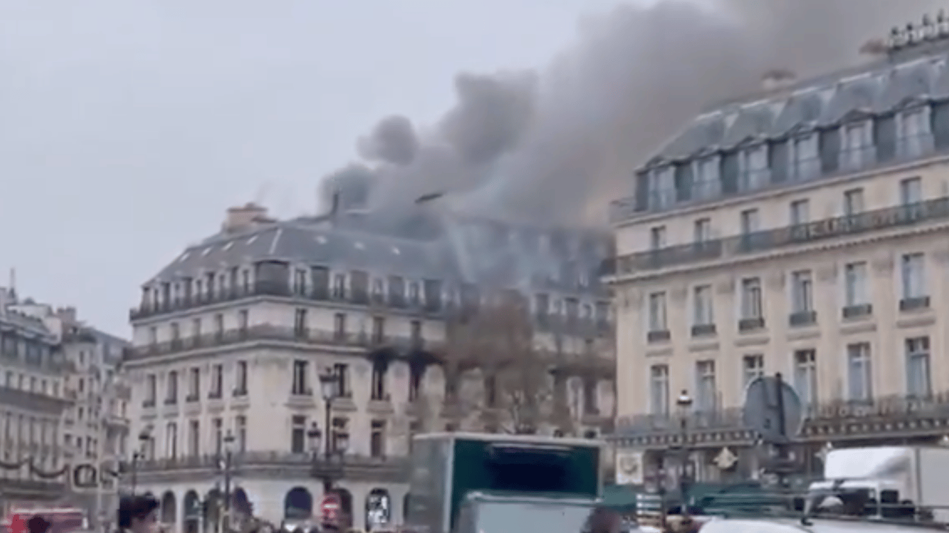 Пожар произошел рядом Парижской оперой