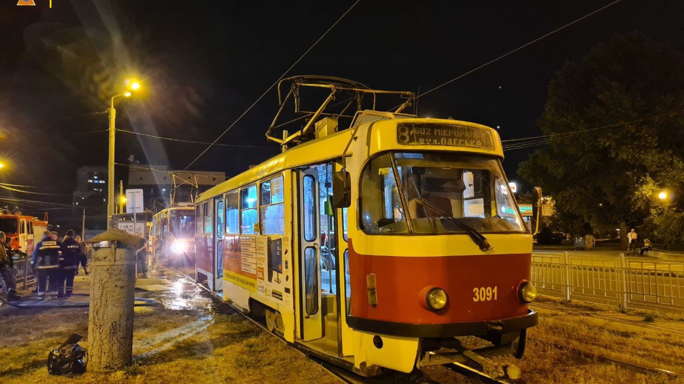 В Харькове во время движения загорелся трамвай с людьми