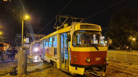В Харькове горел трамвай с пассажирами. Фото, видео - 285x160