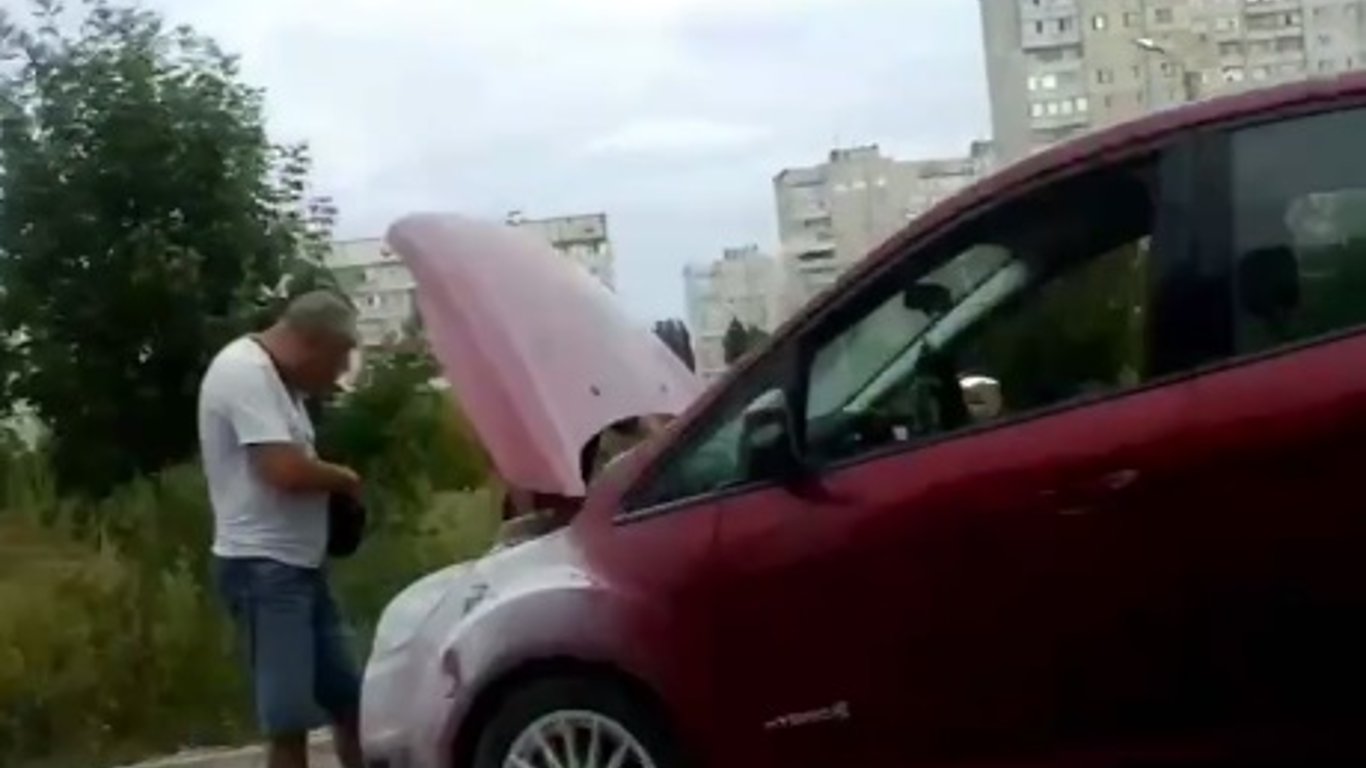 Автомобиль Ford горел рядом с АЗС "БРСМ–Нафта" в Харькове