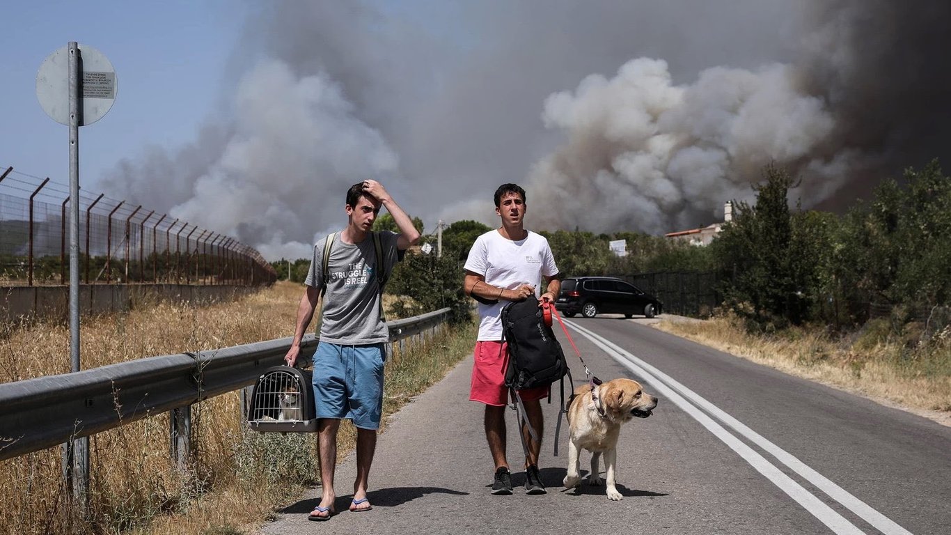 Лесные пожары в Греции на фоне рекордной жары - есть пострадавшие. Фото, видео