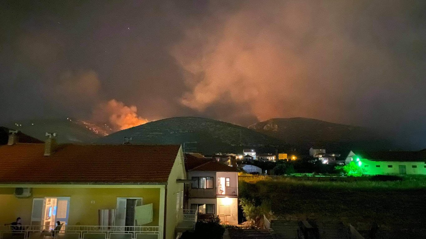 Лесные пожары в Хорватии - борьба с огнем продолжается вторые сутки. Фото, видео