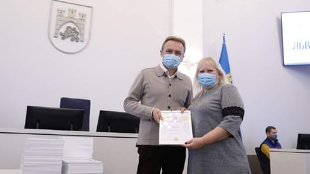 Во Львове сто учителей получили премии по 25 тысяч гривен - 285x160
