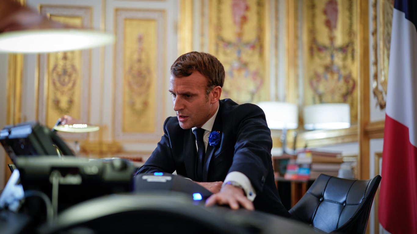 Еммануель Макрон - за президентом Франції можуть стежити