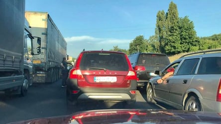 ДТП на Окружной дороге вызвало огромную пробку на въезде в Харьков. Видео - 285x160
