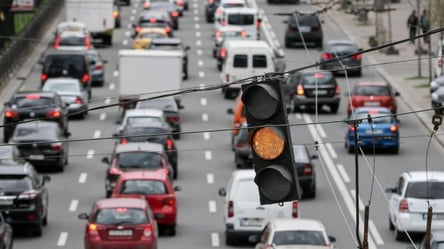 Вночі на в'їзді до Києва утворився багатокілометровий затор: люди ночували в авто - 285x160