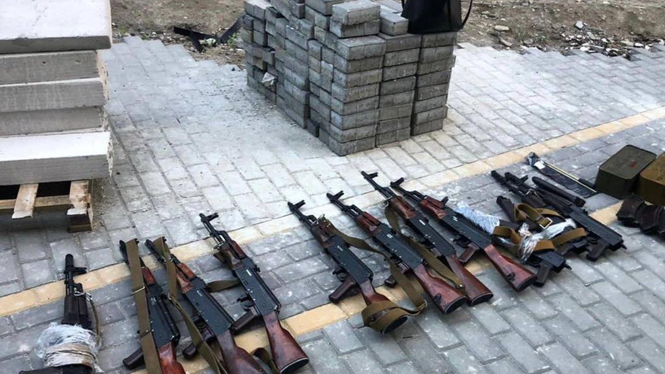 Торгівля зброєю - На Київщині чоловіки продавали зброю, прикидаючись правоохоронцями, фото
