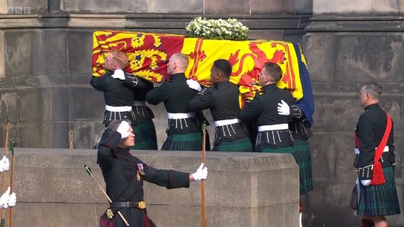 В Шотландии началась церемония прощания с Елизаветой II