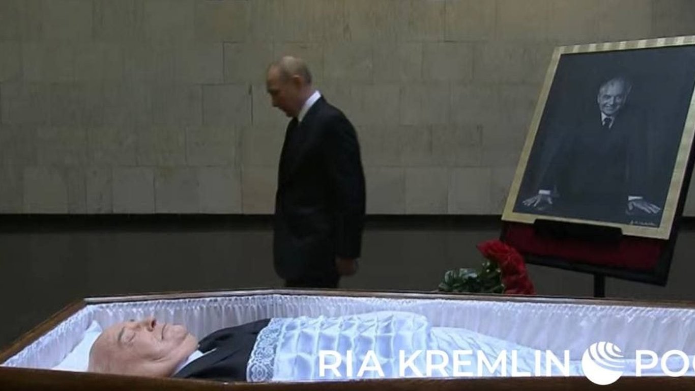 Як путін прощався із Горбачовим у порожньому залі за два дні до похорону (відео)