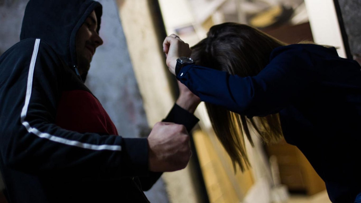 В Одессе 21-летний молодой человек ограбил женщину - проследил и ударил по голове