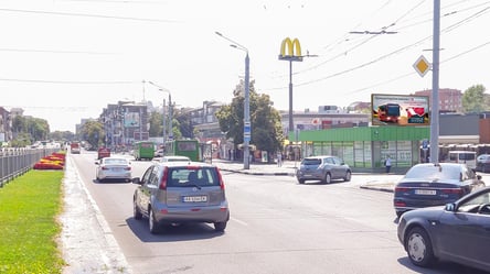 Не успели перекусить: машины столкнулись в очереди McDonalds в Харькове - 285x160