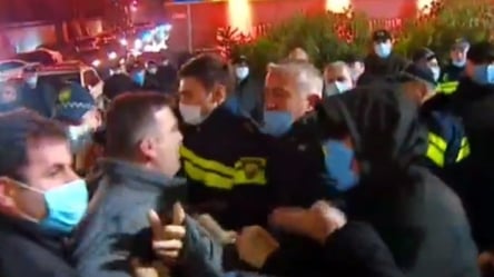 Протест в поддержку Саакашвили: В Грузии у парламента задержали нескольких протестующих - 285x160