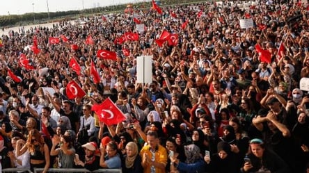 Захищають "права особистості": у Стамбулі тисячі людей протестують проти карантинних обмежень - 285x160