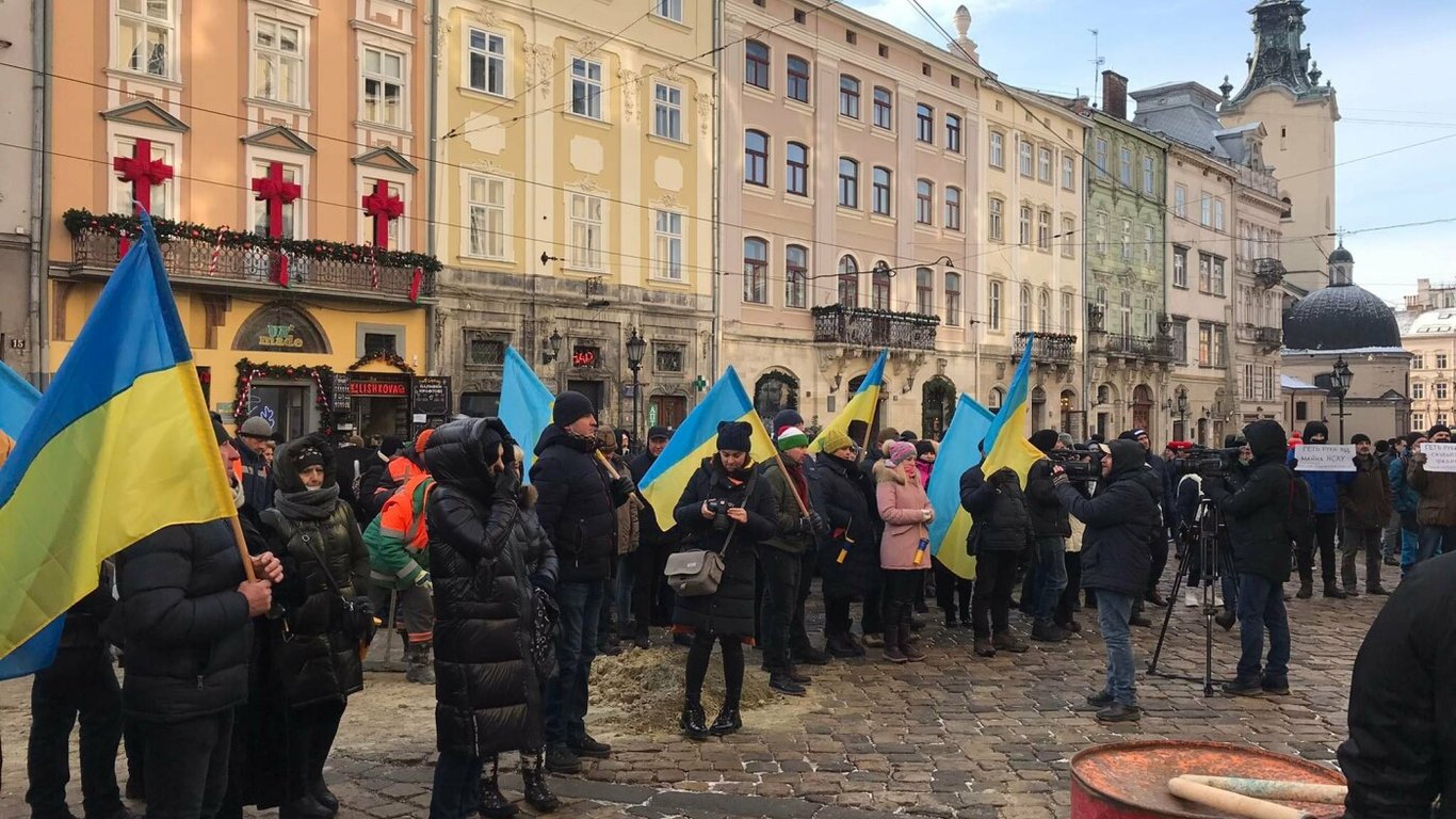 Митинги во Львове - 23 декабря под горсоветом прошло несколько митингов одновременно