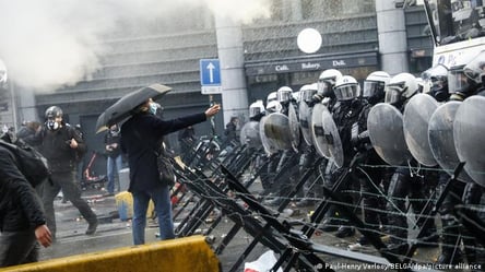 Водомети, сльозогінний газ та розбиті вітрини: у Брюсселі під час акції протесту сталися сутички з поліцією. Відео - 285x160