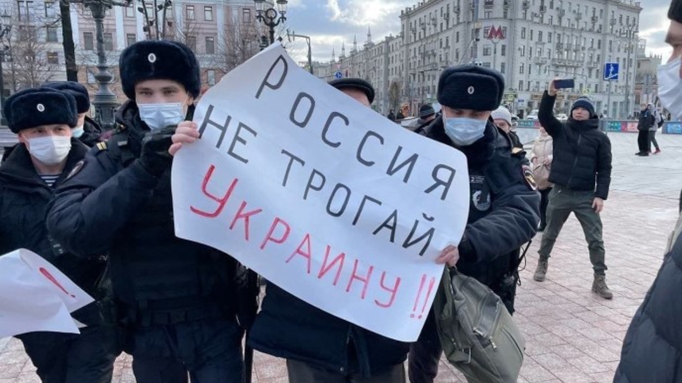 Протести в РФ проти війни з Україною - учасників хочуть відправляти на Донбас