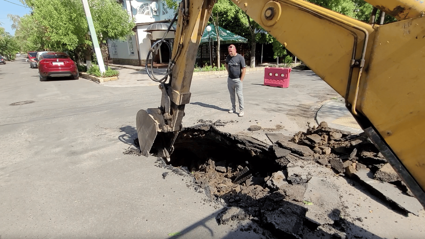 В Белгород-Днестровском произошел провал почвы: в чем причина