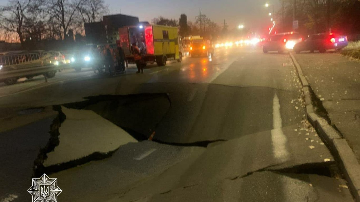 Проспект провалился под землю - Новости Киева