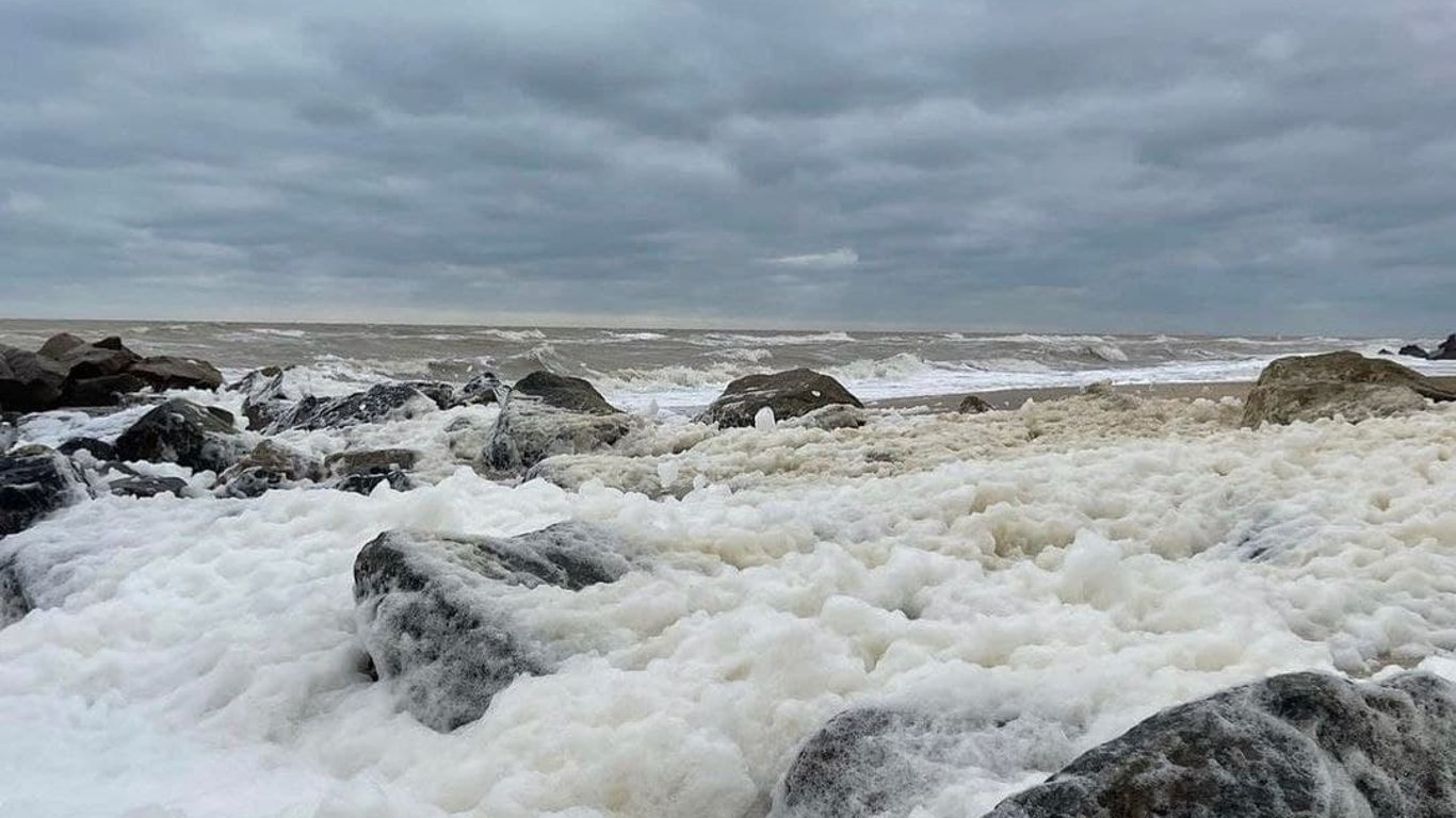 На побережье Кирилловки зафиксировали необычное морское явление