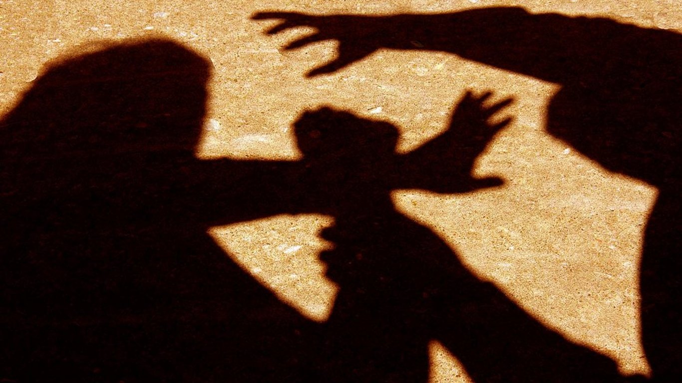 В Харкові двоє нетверезих чоловіків чіплялися до 14-річної дівчини - подробиці