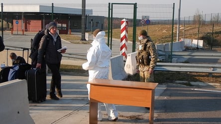Хомут с "утеплением": львовские пограничники нашли у мужчины наркотики, замотанные в шарф. Видео - 285x160