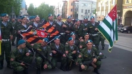 У Донецьку горить база російського батальйону "П'ятнашка" (відео) - 285x160