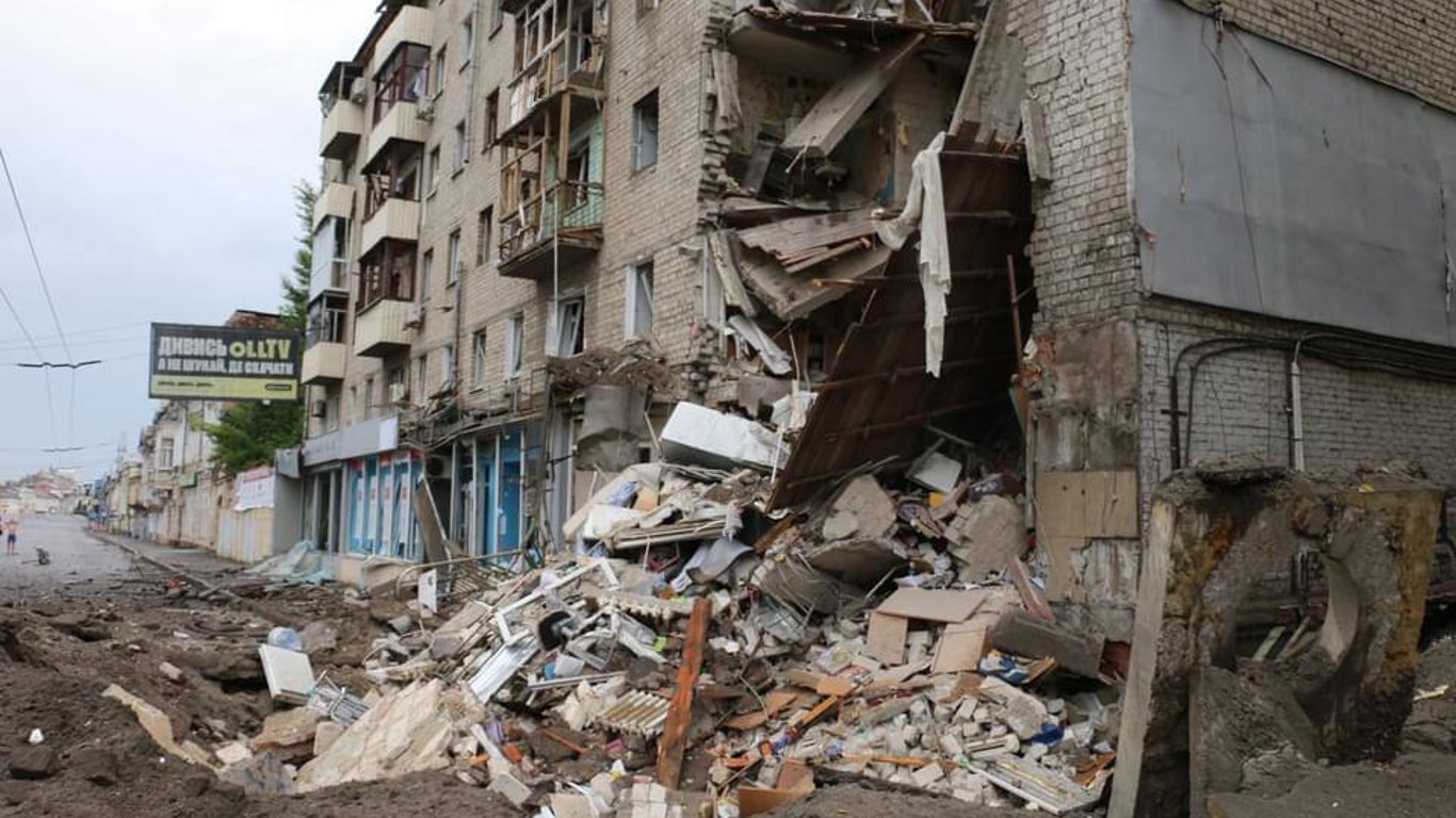 Полностью разрушен подъезд жилой 6-этажки в Харькове