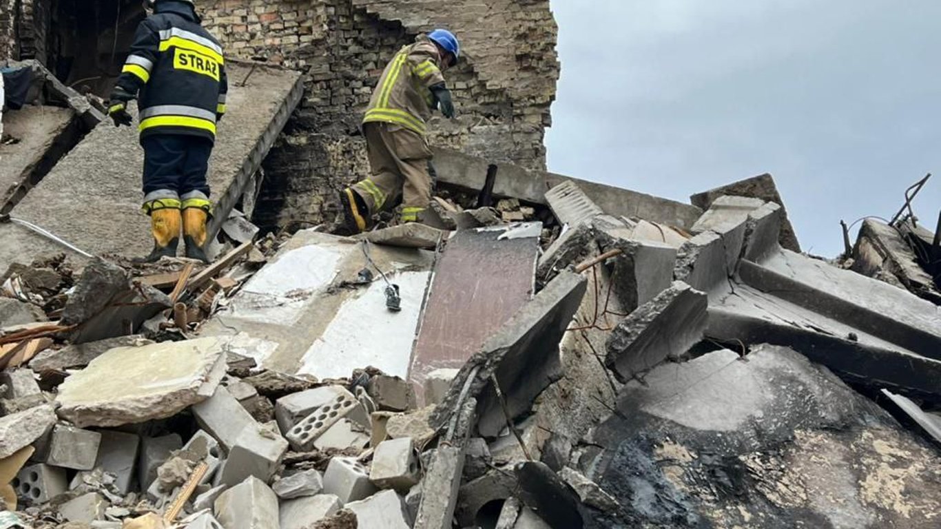 На разбор руин и завалов в Бородянке съехались спасатели со всей Украины - Эксклюзивные кадры